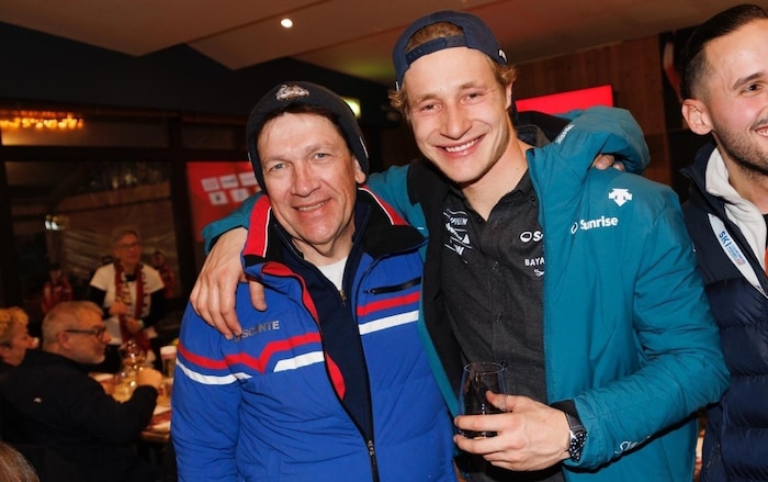 Scheib-Manager Michael Schiendorfer (li.) betreut auch Marco Odermatt (r.)