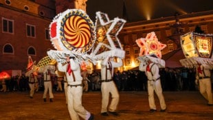 Die Glöckler liefen am Montagabend in der Salzburger Altstadt.