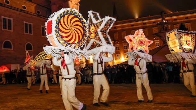 Die Glöckler liefen am Montagabend in der Salzburger Altstadt.