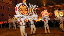 Die Glöckler liefen am Montagabend in der Salzburger Altstadt.