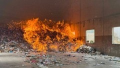 200 Kubikmeter Papierreste und Kartonagen brannten lichterloh. DIe Löscharbeiten dauerten ...