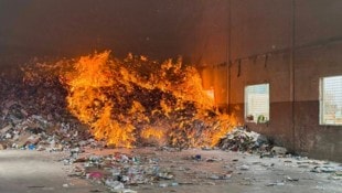 200 Kubikmeter Papierreste und Kartonagen brannten lichterloh. DIe Löscharbeiten dauerten ...