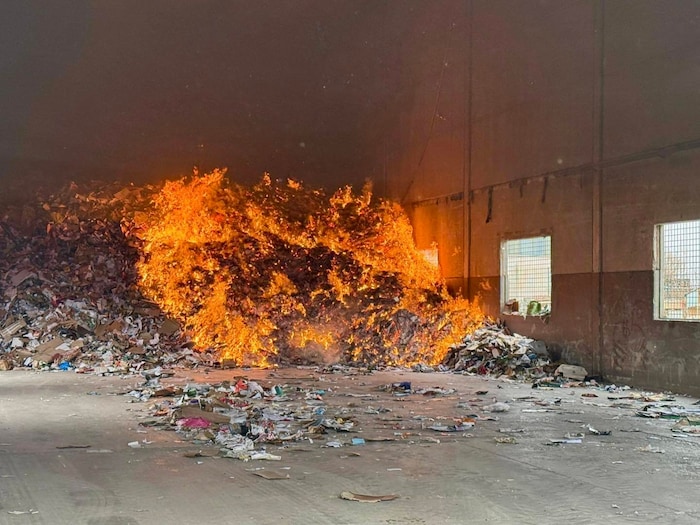 200 Kubikmeter Papierreste und Kartonagen brannten lichterloh. DIe Löscharbeiten dauerten ...