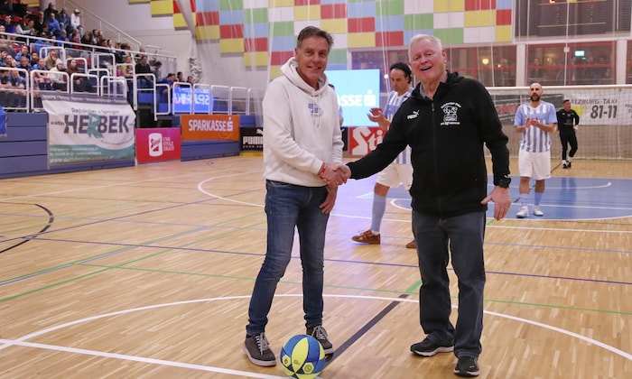 Stadler (li.) mit „Mister Stier“ Selner beim Ehrenanstoß.