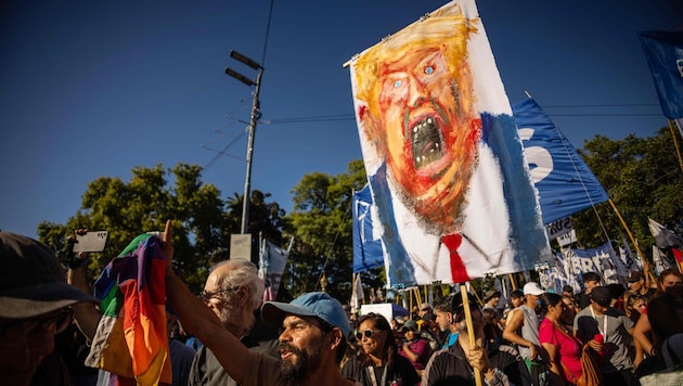 Maduro-Anhänger demonstrieren, das Regime jagt Kollaborateure.