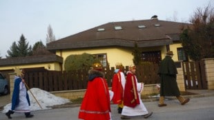 Die Sternsinger auf Ihrem Weg, um zu segnen und Gaben zu erbitten.