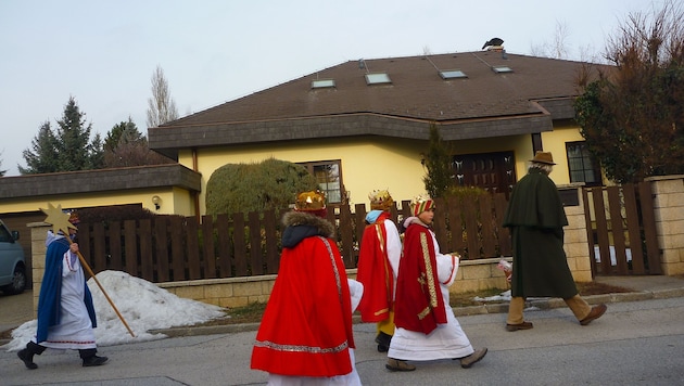 Die Sternsinger auf Ihrem Weg, um zu segnen und Gaben zu erbitten.
