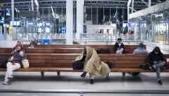 Zahlreiche Reisende sind auf Bahnhöfen und Flughäfen gestrandet.