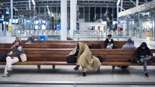 Zahlreiche Reisende sind auf Bahnhöfen und Flughäfen gestrandet.