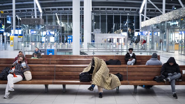 Zahlreiche Reisende sind auf Bahnhöfen und Flughäfen gestrandet.