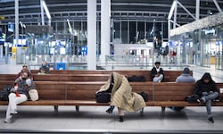 Zahlreiche Reisende sind auf Bahnhöfen und Flughäfen gestrandet.