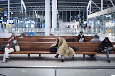Zahlreiche Reisende sind auf Bahnhöfen und Flughäfen gestrandet.
