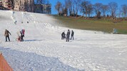 Auf der beschneiten Lorettowiese kann ab sofort gerodelt werden. Auch ein Eislaufplatz steht für ...