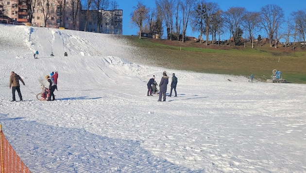 Auf der beschneiten Lorettowiese kann ab sofort gerodelt werden. Auch ein Eislaufplatz steht für ...