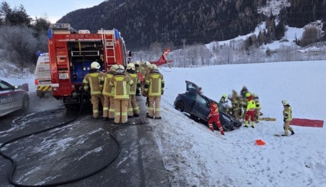 Zahlreiche Einsatzkräfte eilten zum Unfallort.
