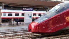 In der Nähe des Hauptbahnhofs von Bologna ist ein Zugbegleiter (34)  der italienischen ...