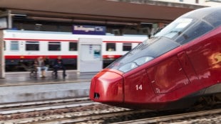 In der Nähe des Hauptbahnhofs von Bologna ist ein Zugbegleiter (34)  der italienischen ...