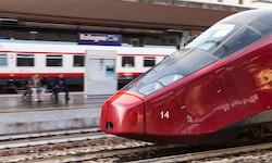 In der Nähe des Hauptbahnhofs von Bologna ist ein Zugbegleiter (34) der italienischen ...