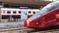 In der Nähe des Hauptbahnhofs von Bologna ist ein Zugbegleiter (34)  der italienischen ...