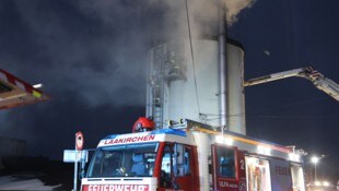 Erst als das Silo geleert wurde, konnte der Brand gänzlich gelöscht werden
