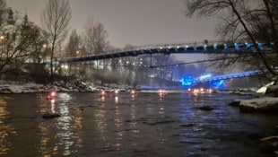 Mit Fackeln schwammen die freiwilligen Einsatzkräfte die Mur flussabwärts. 
