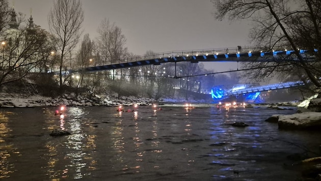 Mit Fackeln schwammen die freiwilligen Einsatzkräfte die Mur flussabwärts.