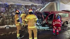 Der Taxilenker krachte in die Mauer einer Unterführung in Bruck.