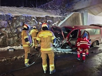 Der Taxilenker krachte in die Mauer einer Unterführung in Bruck.