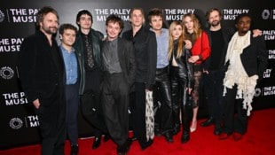 Von Netflix zur Nachbarschafts-Eskalation: Winona Ryder (rote Weste) spielt in neuem ...