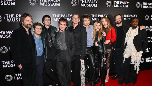 Von Netflix zur Nachbarschafts-Eskalation: Winona Ryder (rote Weste) spielt in neuem ...