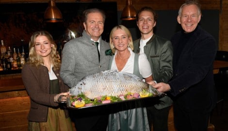 Francesca Beckenbauer, Johannes Mitterer, Heidi Beckenbauer mit Sohn Joel und Moderator Johannes ...