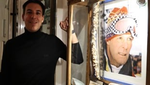 Florian Sailer neben einem Bild seines berühmten Vaters.