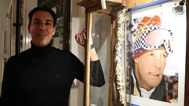 Florian Sailer neben einem Bild seines berühmten Vaters.