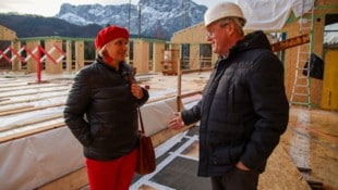Die Pucher Bürgermeisterin Barbara Schweitl (SPÖ) und Baumeister Markus Voglreiter inspizieren ...