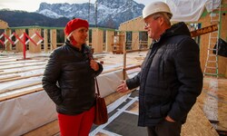 Die Pucher Bürgermeisterin Barbara Schweitl (SPÖ) und Baumeister Markus Voglreiter inspizieren ...