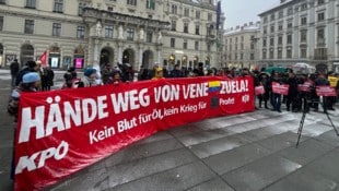 Dutzende Demonstranten machten am Grazer Hauptplatz ihrem Anliegen Luft.