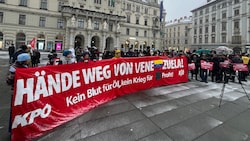 Dutzende Demonstranten machten am Grazer Hauptplatz ihrem Anliegen Luft.