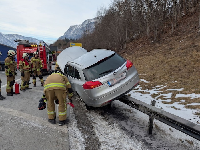 Am Montag landete eine Frau aus dem Pinzgau mit dem Auto auf der Leitschiene der A10.