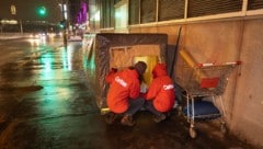 Streetworker bringen warmen Tee, bieten Schlafplätze an.