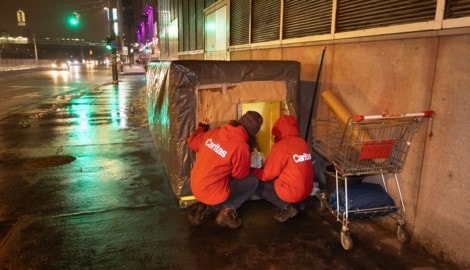 Streetworker bringen warmen Tee, bieten Schlafplätze an.