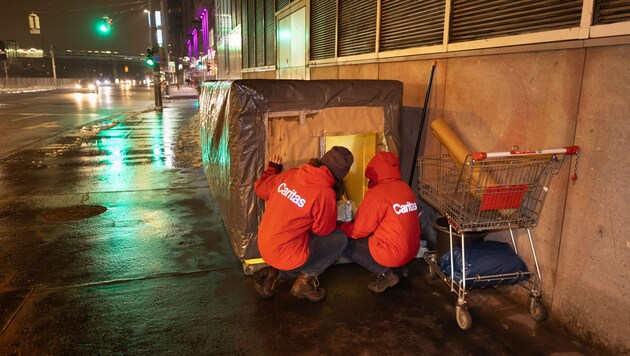 Streetworker bringen warmen Tee, bieten Schlafplätze an.