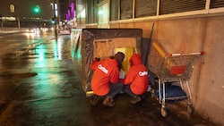 Streetworker bringen warmen Tee, bieten Schlafplätze an.