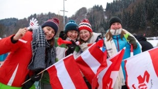 Eva, Anna, Kathi und Lena aus Oberösterreich brachten Tee mit ins Stadion: Ihr Rezept gegen die ...