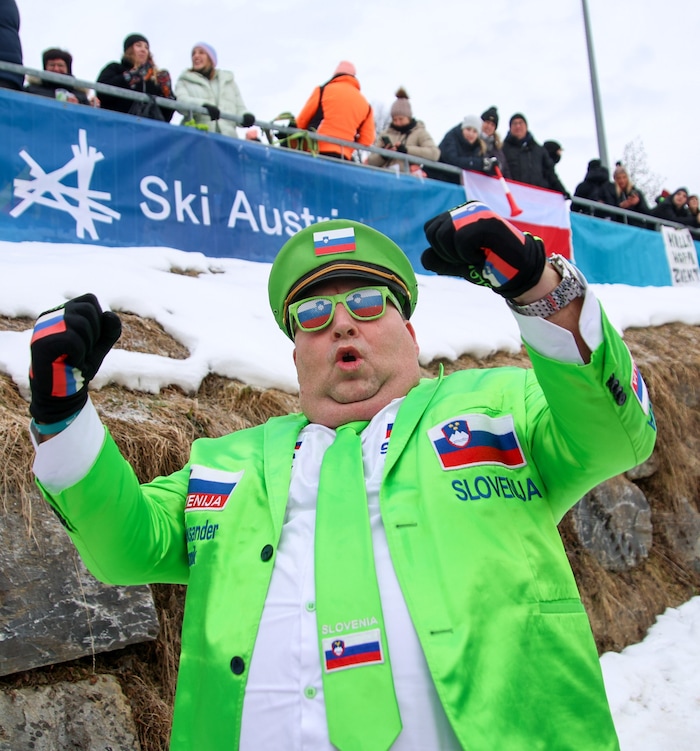 Slowenen-Edelfan Aleksander Javornik verzichtete trotz der Kälte nicht auf sein Kostüm.