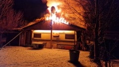 Wohnwagen und Holzhütte brannten vollständig ab