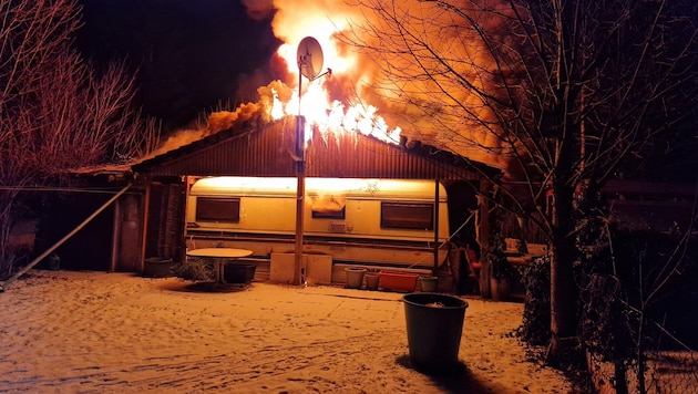 Wohnwagen und Holzhütte brannten vollständig ab