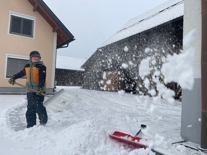 Alexander aus Finkenstein beim Schneeschieben