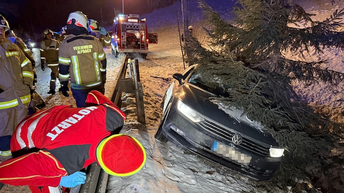 Feuerwehr, Rettung und Polizei standen nach dem Verkehrsunfall in Alpbach im Einsatz.