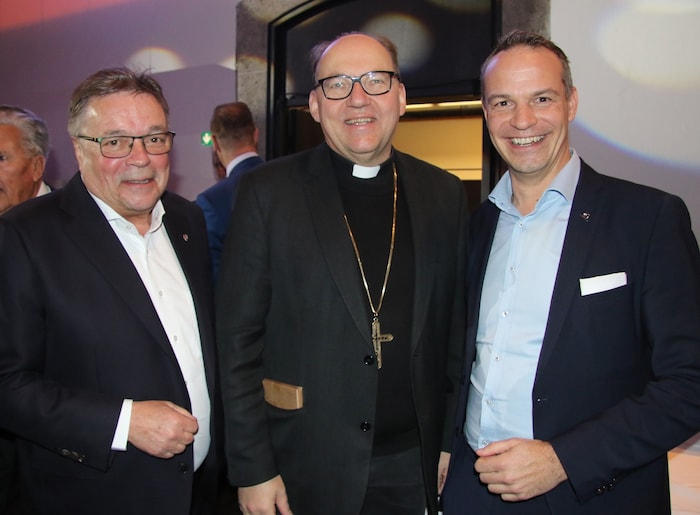 Medalp-Chef Alois Schranz, Bischof Hermann Glettler sowie Uniqa-Landesdirektor Michael Zentner ...