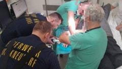 Mit Präzision schnippelte der Bruckneudorfer den Ring vom Finger des Patienten. 